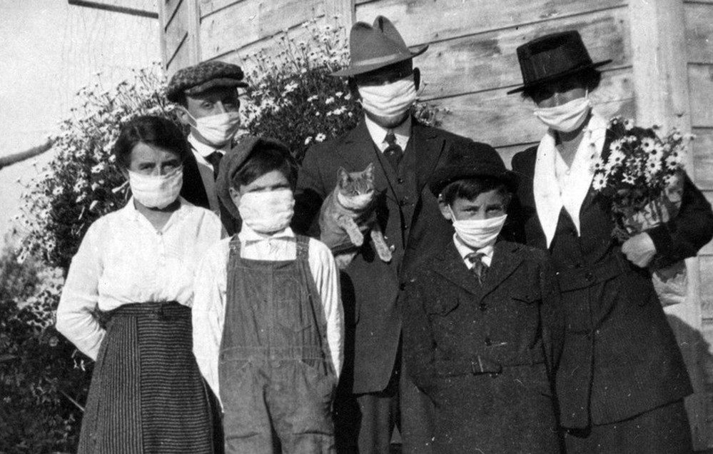 family photo of six people plus cat from the 1918 flu pandemic