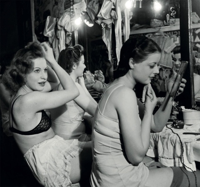 Girls of the Paris cabaret ‘Le Chantilly’ in their dressing room, 1947